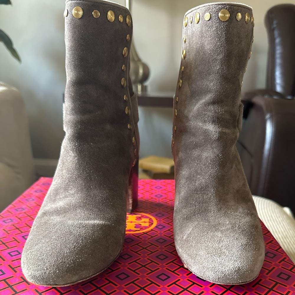 Tory Burch Kira 70mm Stud Suede Booties | Size 7 | Bisonte